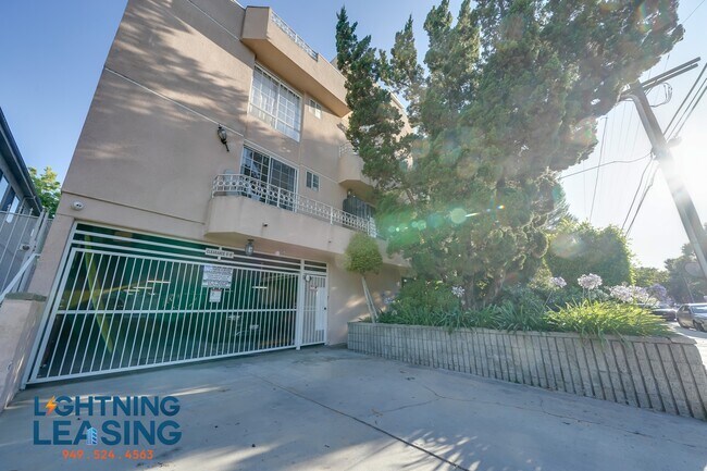 Building Photo - 15132 Magnolia Blvd