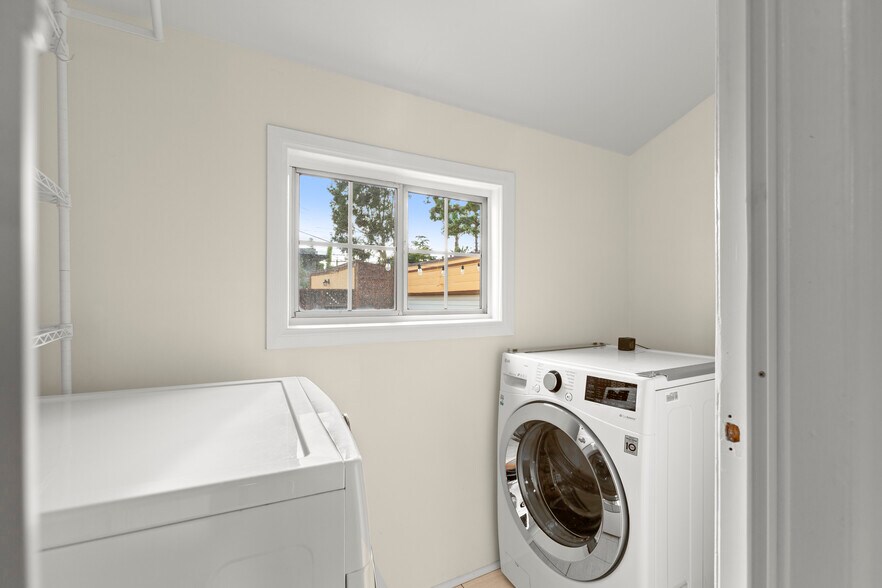 Building Photo - 827 N Laurel Ave