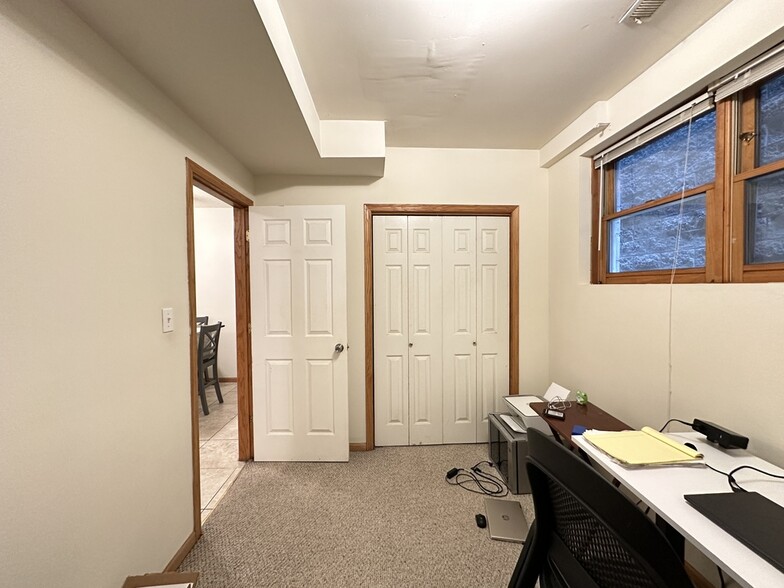 Building Photo - 920 N Paulina St