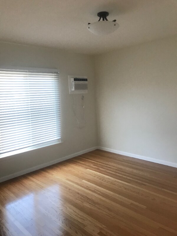 Building Photo - 209 W Maple St