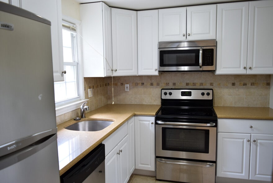 Kitchen - 49 Grandview Dr