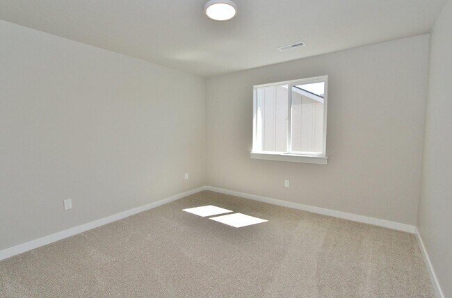 Building Photo - 4032 N Glider Ave