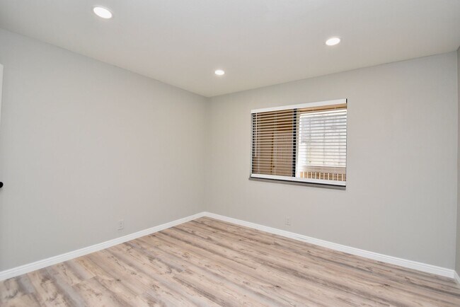 Building Photo - Remodeled 2 Bedroom 2 Bath Unit in HOA Community with Great Amenities!