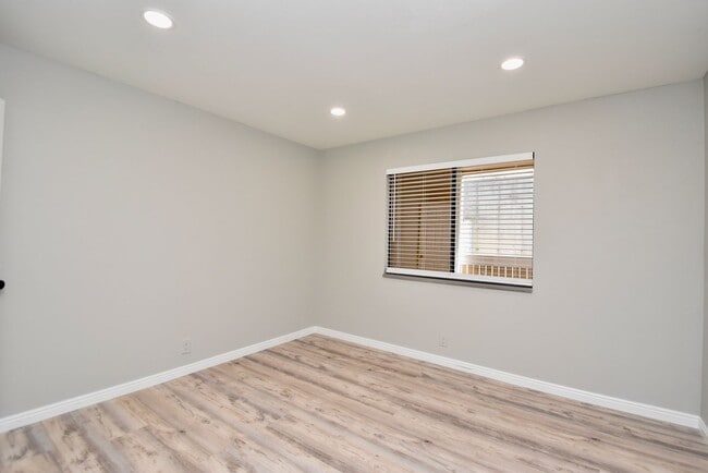 Building Photo - Remodeled 2 Bedroom 2 Bath Unit with Great Amenities!