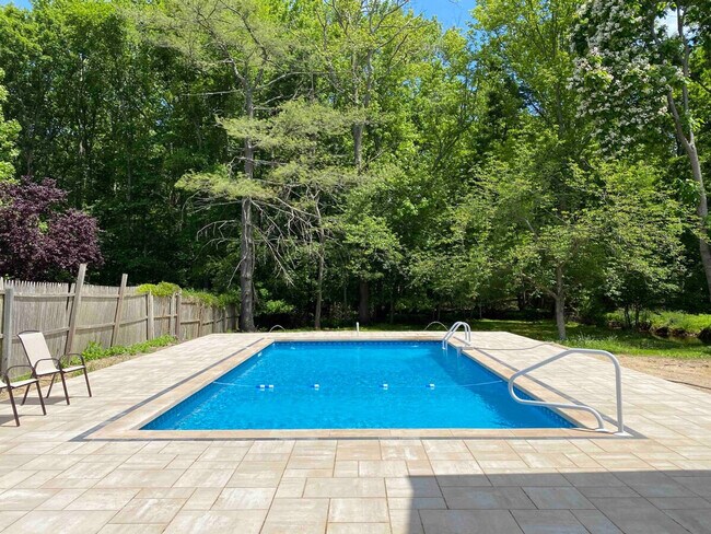 Building Photo - 36 Jamestown Dr