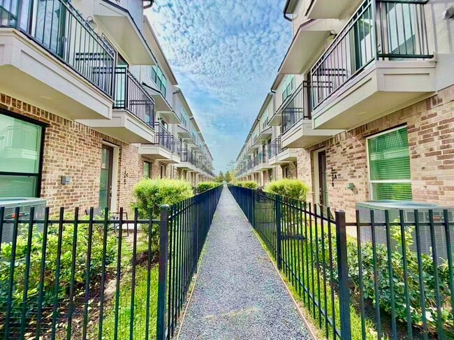 Building Photo - 1254 N Post Oak Rd