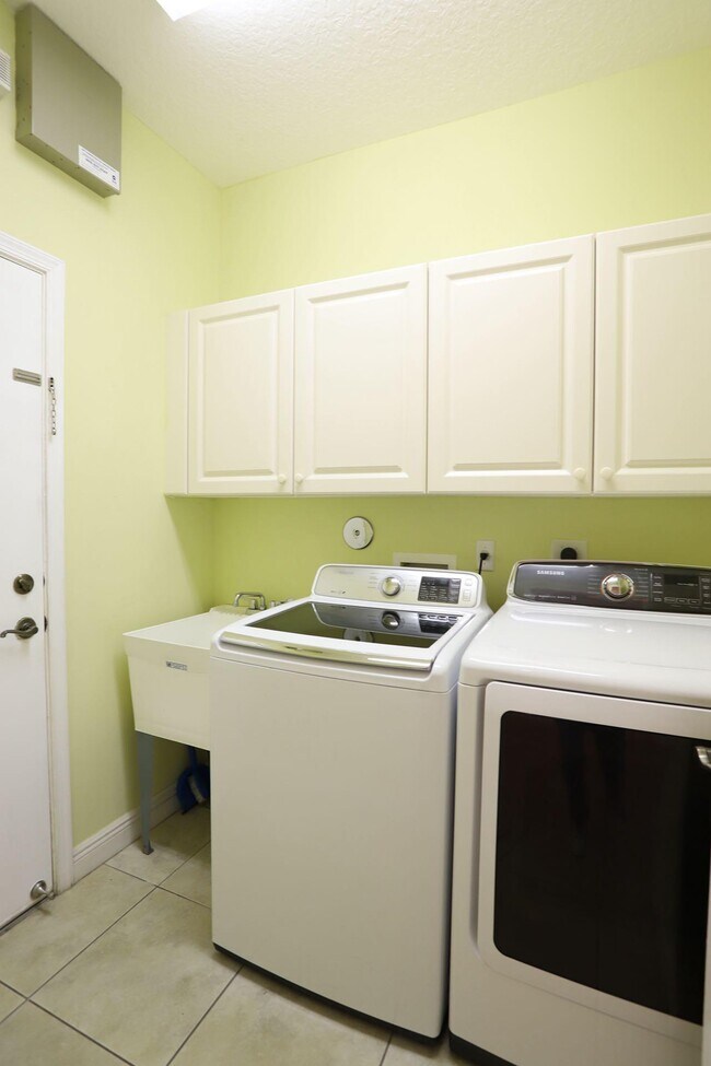 Building Photo - 7458 Via Luria