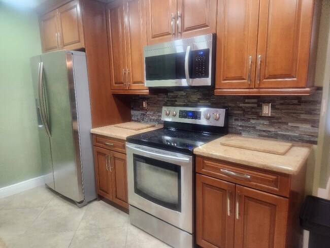 Building Photo - 1261 NE 2nd St