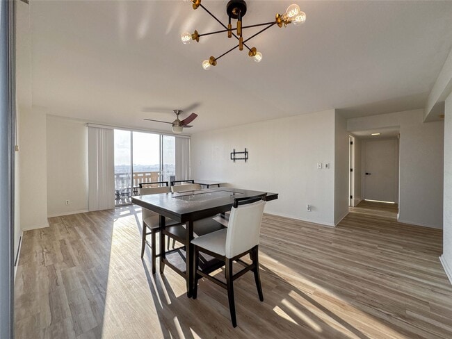 Building Photo - 2016 Main St