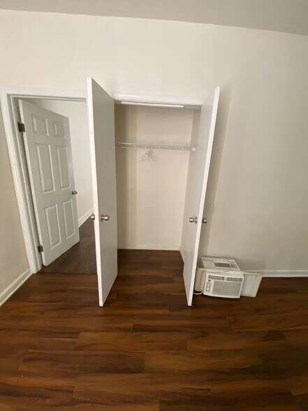 Building Photo - 527 Oldham St