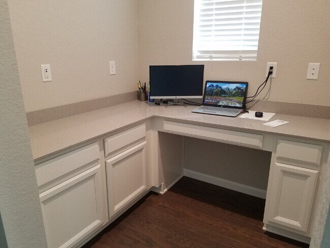 Building Photo - Gorgeous 4-Bed 3.5-Bath Home in Dayton Triangle!