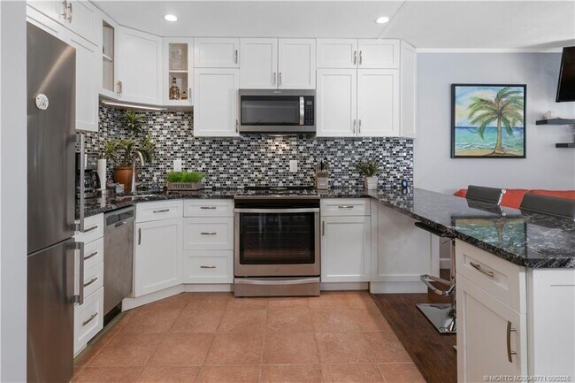 Building Photo - 2600 SE Ocean Blvd