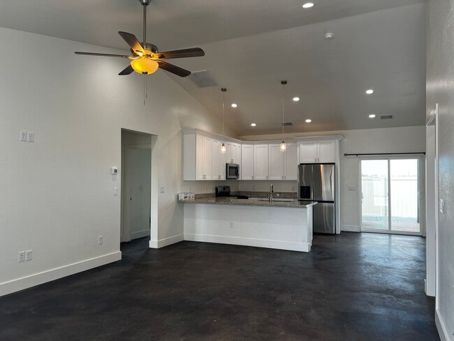 Building Photo - 3 bed/2 bath House with private Hot Tub