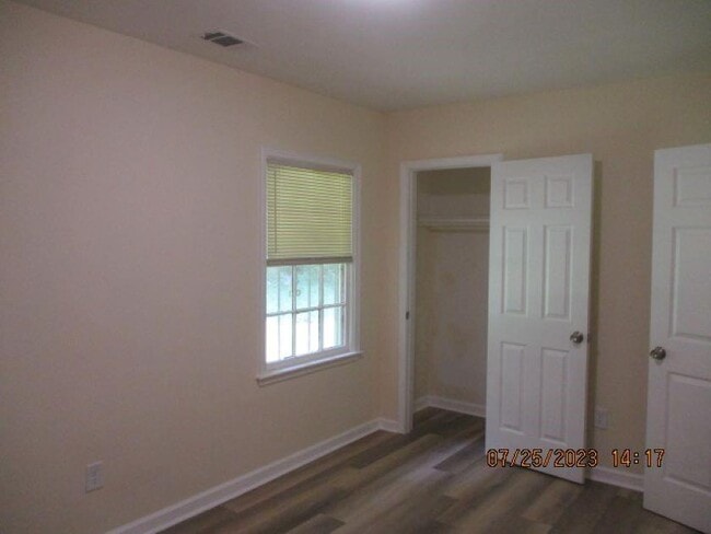 Building Photo - 2032 Rector Dr SW