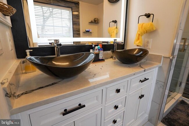 Building Photo - 5636 Gwynndale Ave