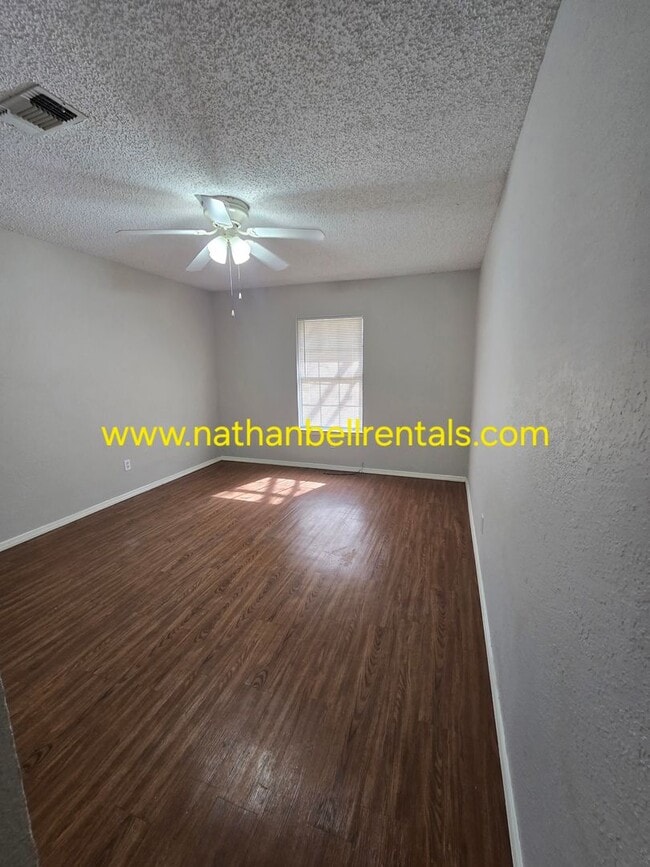 Building Photo - Duplex: 3 bed, 2 bath