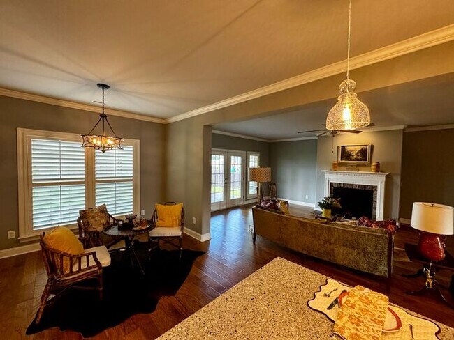 Building Photo - Spacious and luxurious with bonus room