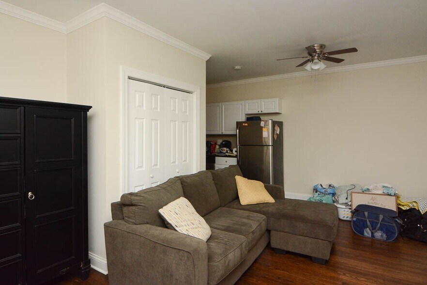 Building Photo - 706 W Roscoe St