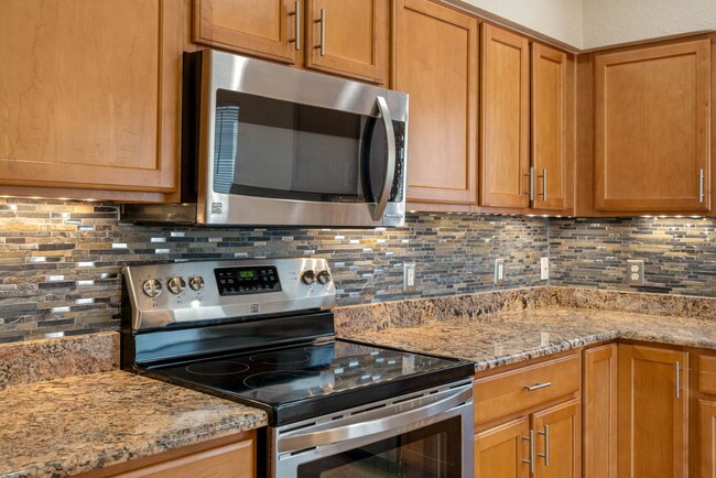 Building Photo - Exquisite Huntington Hills Golf and Countr...