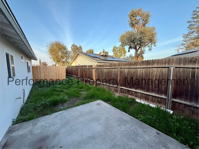 Building Photo - 3401 Squire Ln