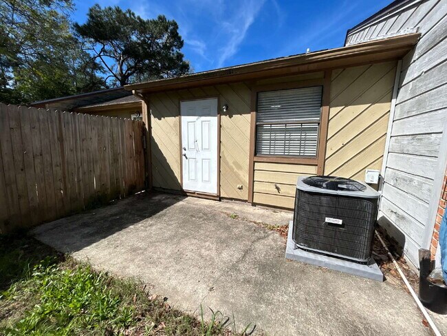 Building Photo - Spacious 1 Bedroom 1 Bathroom! Located Off Ocala Road.