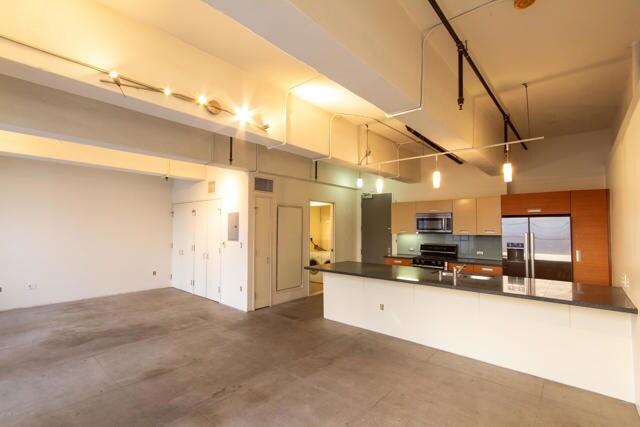 Building Photo - 746 S Los Angeles St