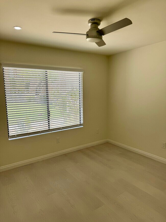Building Photo - 47965 Oasis Ct
