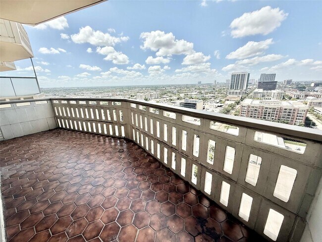 Building Photo - 2016 Main St