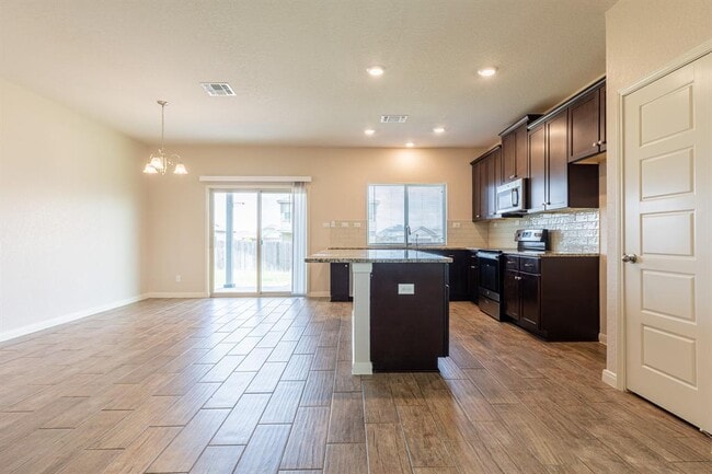 Building Photo - 746 Farmers Dell