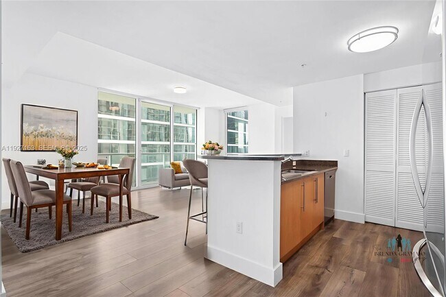 Building Photo - 300 S Biscayne Blvd