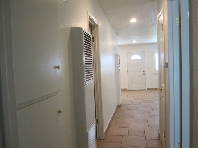 Building Photo - Immaculate 2 Bedroom Loma Linda Duplex