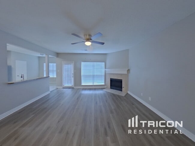 Building Photo - 1420 Deville Cir