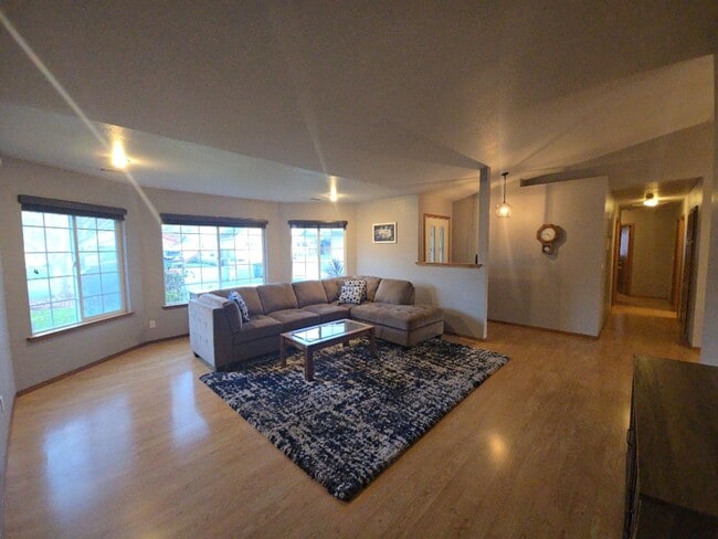 Building Photo - Pet friendly! 3DB/2BA Fortuna home on quiet road!