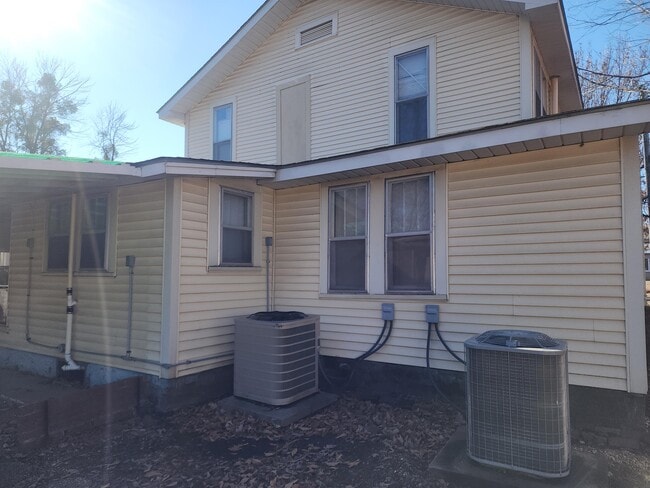 Building Photo - 203 S Cravens St