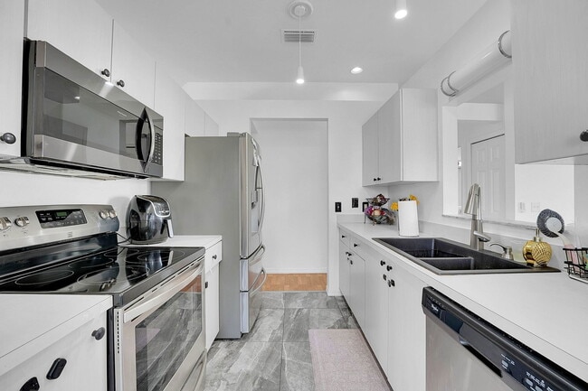 Building Photo - 333 SW Dwight Ave