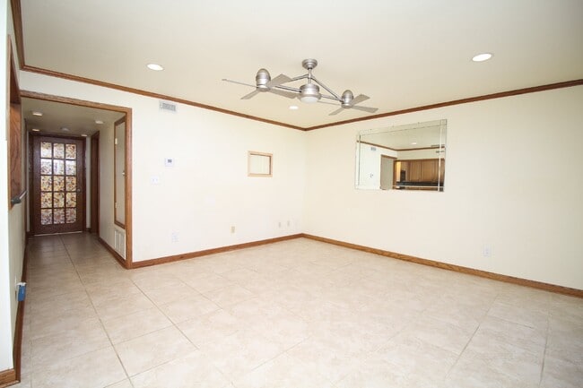 Building Photo - Stylish Condo in Waterfront Bayview Terrace – Updated Interiors, In-Unit Washer/Dryer, Access to ...