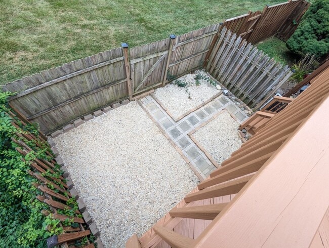 Building Photo - Beautifully maintained townhouse in establ...