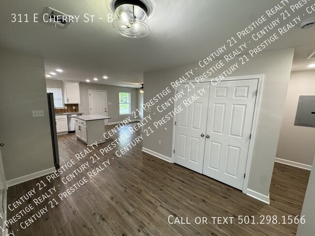 Building Photo - 311 E Cherry St