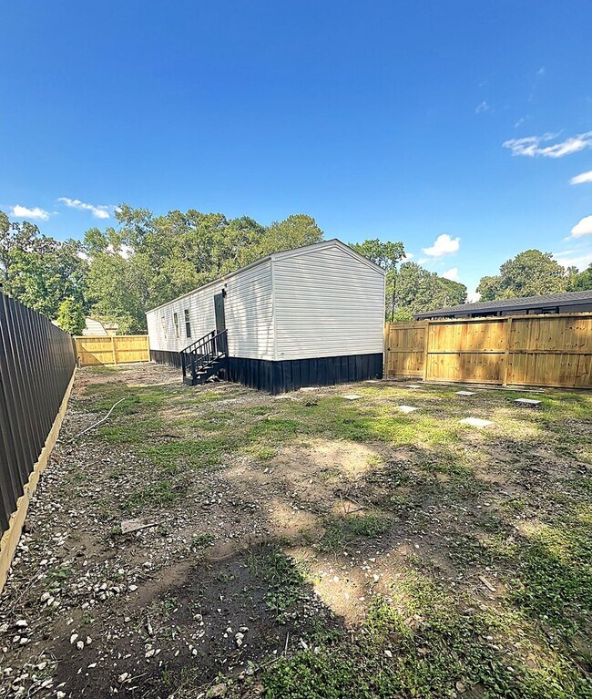 Building Photo - Conveniently Located Northeast Houston Are...