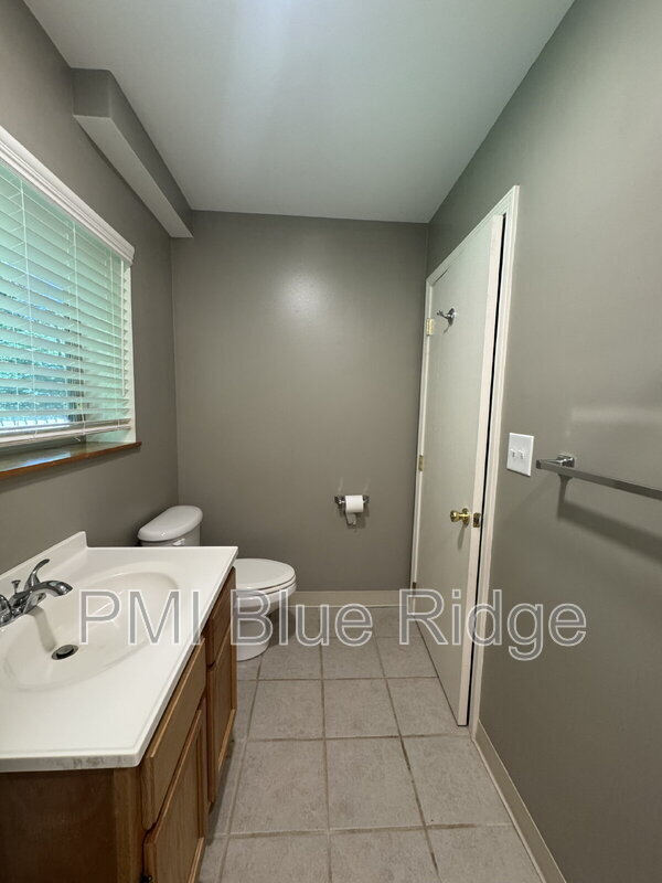Building Photo - 46 Madison Heights Dr