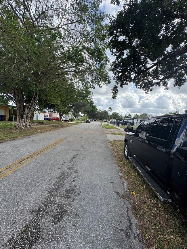 Building Photo - 640 N 71st Terrace