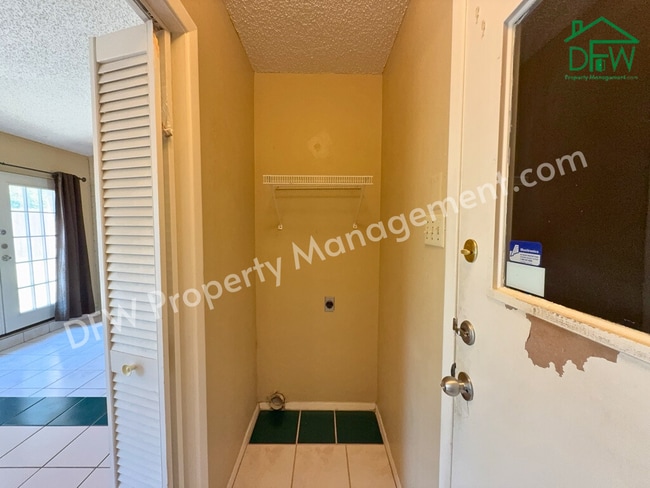 Building Photo - Charming 3-Bedroom Home with Fenced Backyard & Fireplace in Arlington!