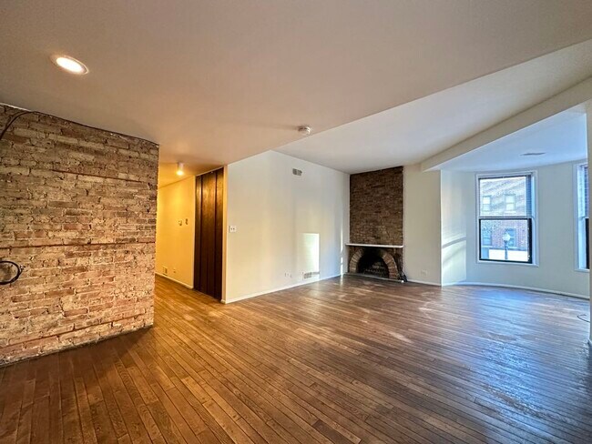 Building Photo - 605 W Surf St