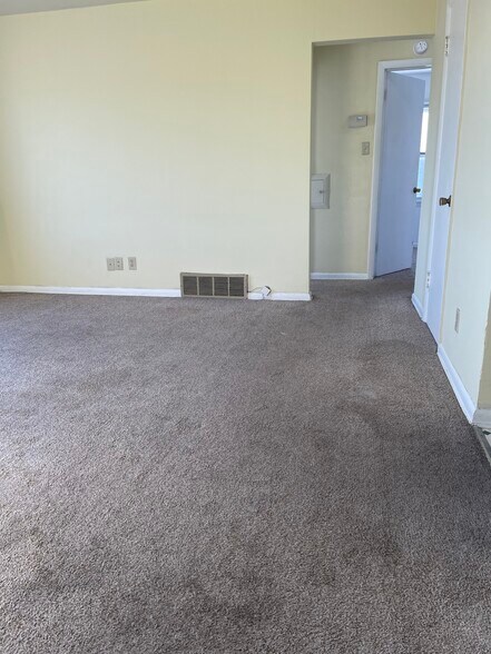 Building Photo - 6838 W Oklahoma Ave