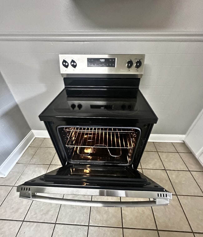 Building Photo - 300 Maple St