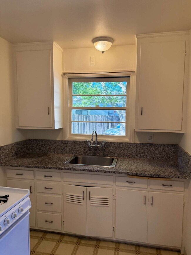 Building Photo - Charming one-bedroom, one-bath home