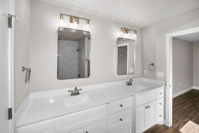 Building Photo - 7628 Woodford Ave