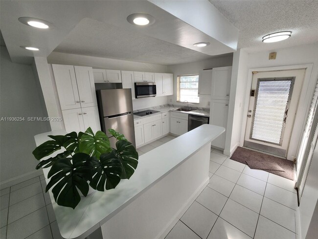 Building Photo - 609 S State Rd 7