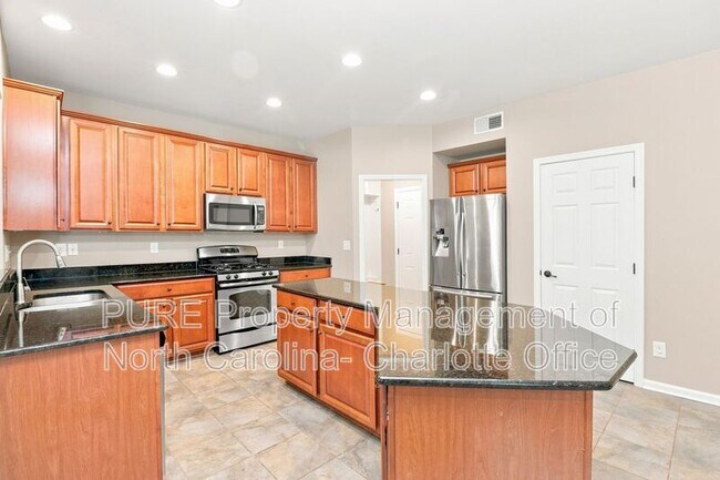 Building Photo - 3007 Fallondale Rd