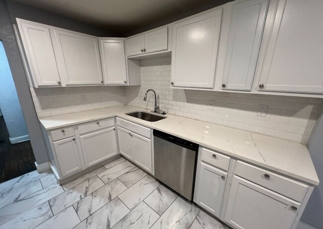 Building Photo - Spacious 5 Bedroom Bungalow in Historic No...
